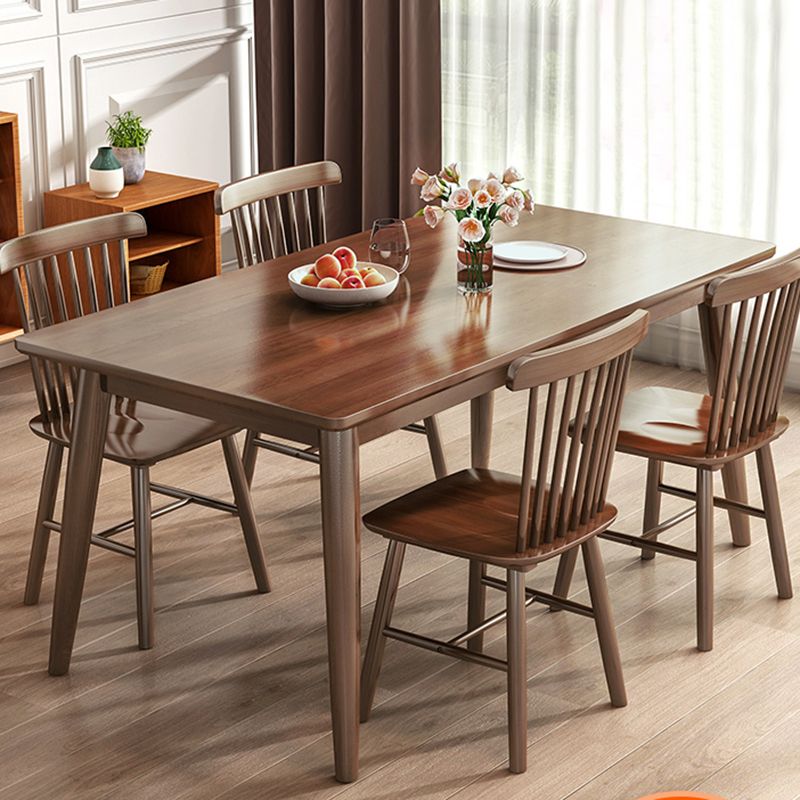 Zeitgenössisches Rechteck Esstisch Gummiholz Massivholz Tisch mit 4 Beinen für das Abendessen in der Küche zu Hause