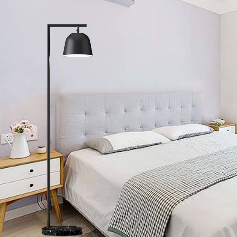 Modern koepelvormig staande licht metaalachtige koplamp met één kop in het bed in zwart/goud met marmeren basis