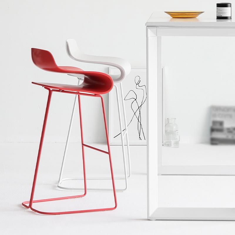 Taburete nórdico simple con respaldo bajo, taburete alto de hierro para interiores con asiento de plástico
