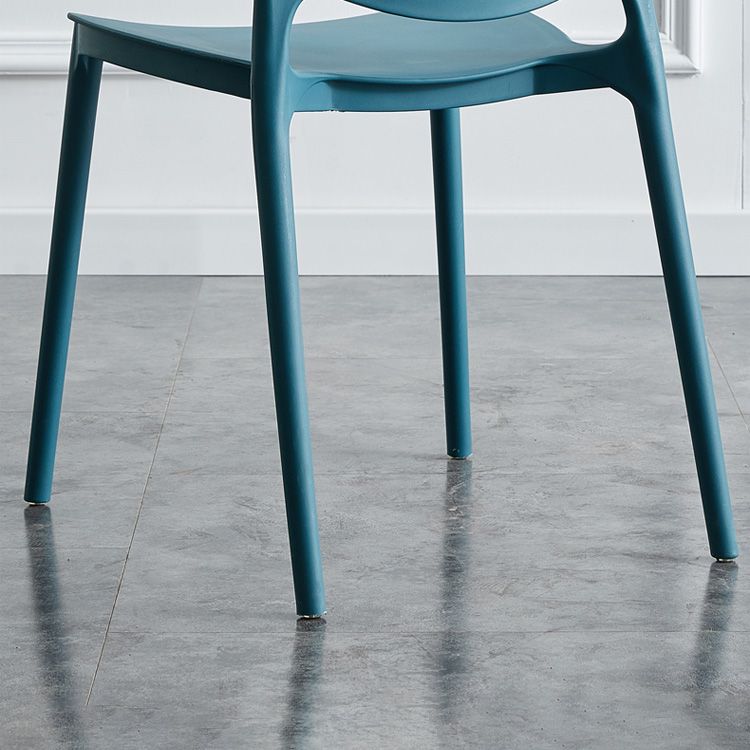 Silla de comedor escandinava de plástico sin brazos, sillas auxiliares apilables (juego de 4)