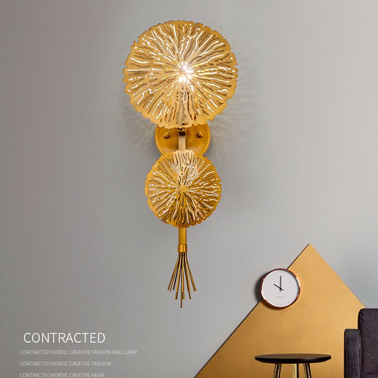 Luz de pared de forma de loto dorado en la lámpara de pared de hierro electroplacado de estilo creativo moderno para espacios interiores