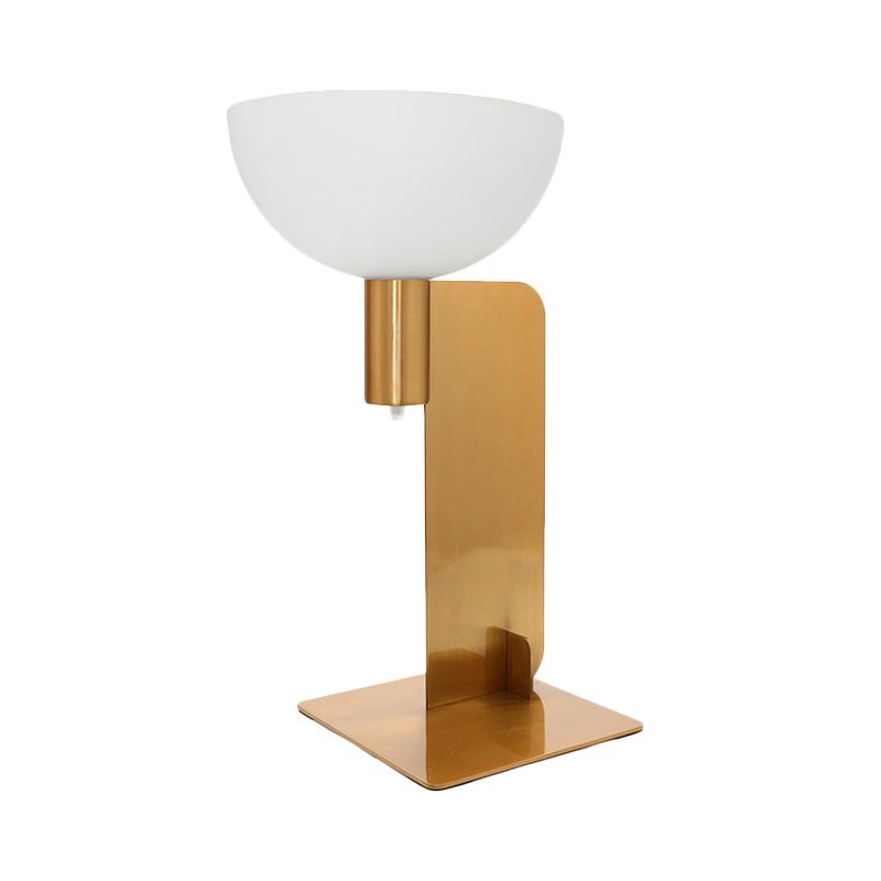 Éclairage de table en panneau métallique Post de lampe de bureau à finition or moderne à 1 bulbe avec teinte en verre dôme opale