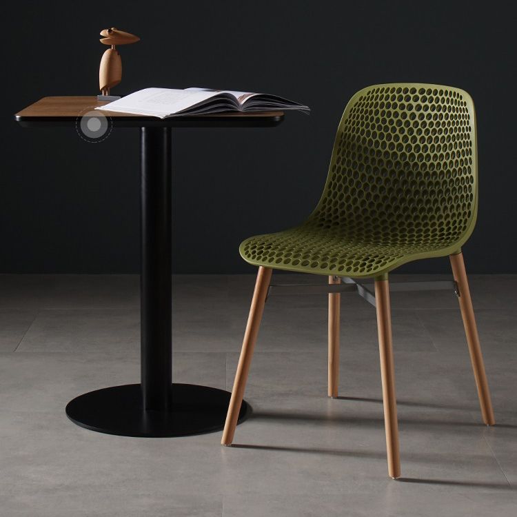 Silla de comedor de plástico de estilo escandinavo, silla sin brazos con respaldo sólido y patas de madera