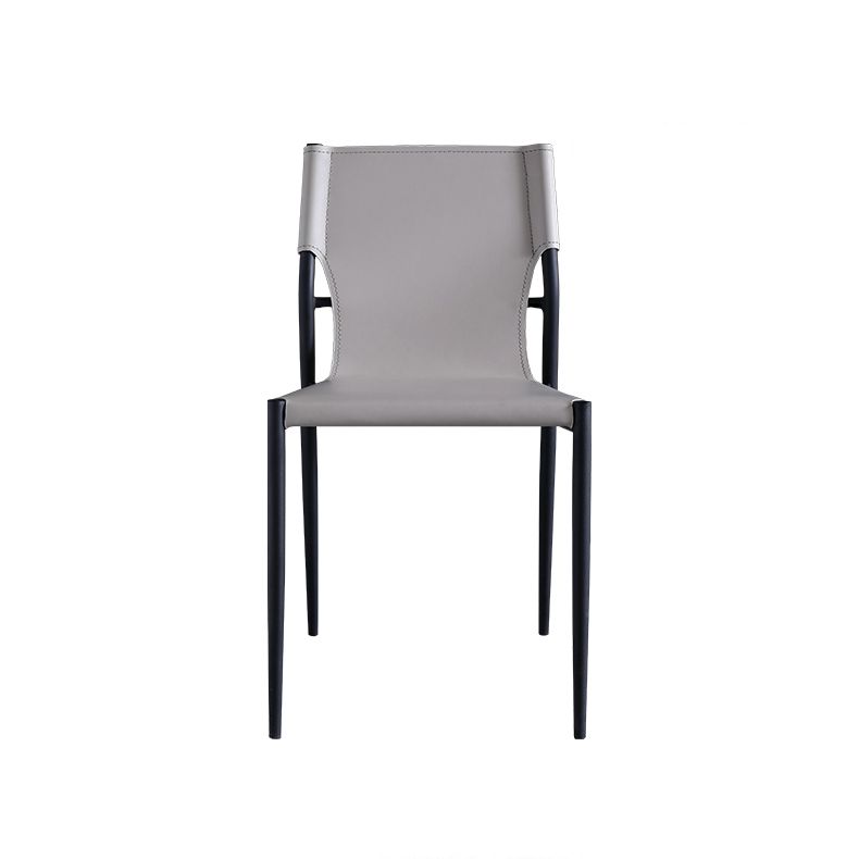 Silla lateral de cuero estilo diseñador para balcón, silla de comedor con respaldo sólido y patas negras