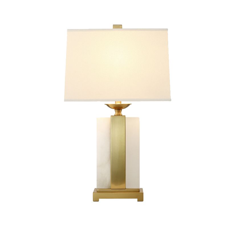 1 Hier-Chambre Desk Light Modern Gold Night Table Lampe avec une teinte en tissu trapézoïdal