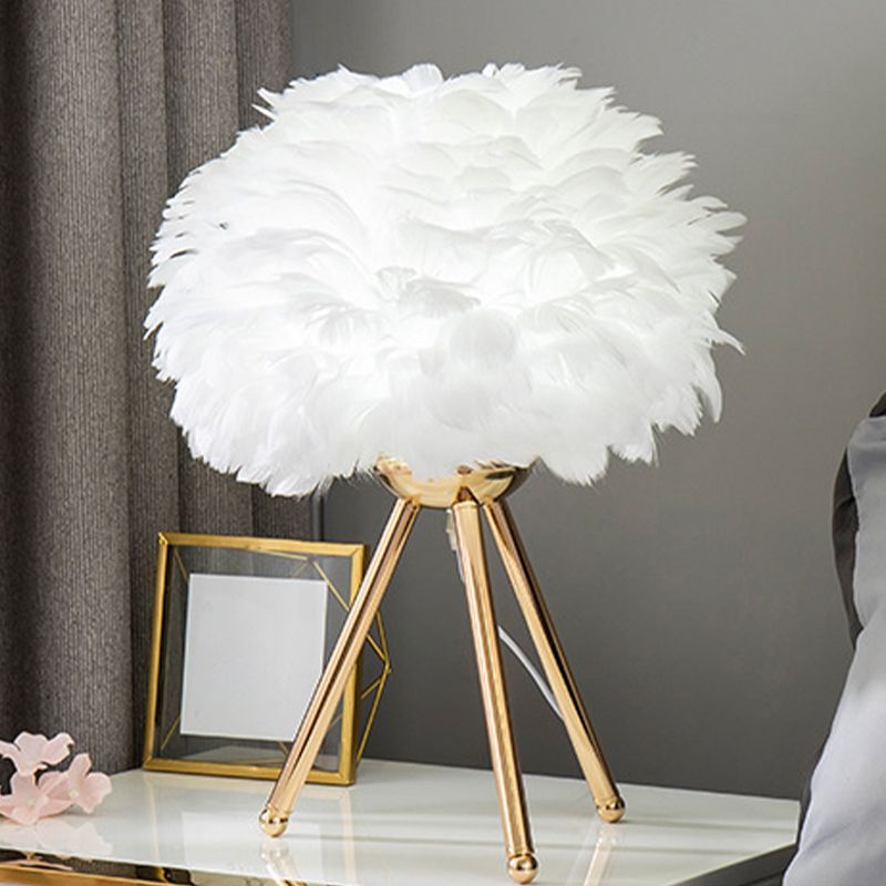 Lampada da comodino Bloom Lampada da tavolo singola bianca/rosa con piuma nordica con treppiede bianco/oro per camera da letto