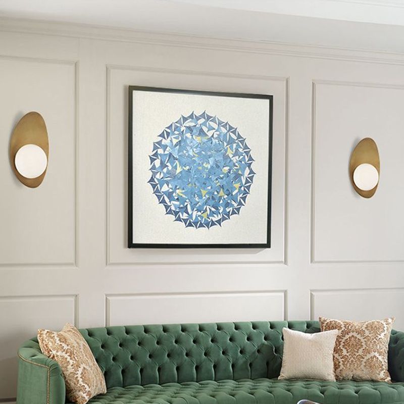 Iluminación de pared ovalada de latón antiguo posmoderno 1 lámpara de matrimonio de metal de bulbo con bola de vidrio blanco sombra