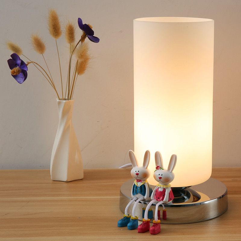 Lampada da tavolo geometrica con finitura cromata Lampada da comodino moderna in vetro bianco a 1 testa con decorazioni giocattolo