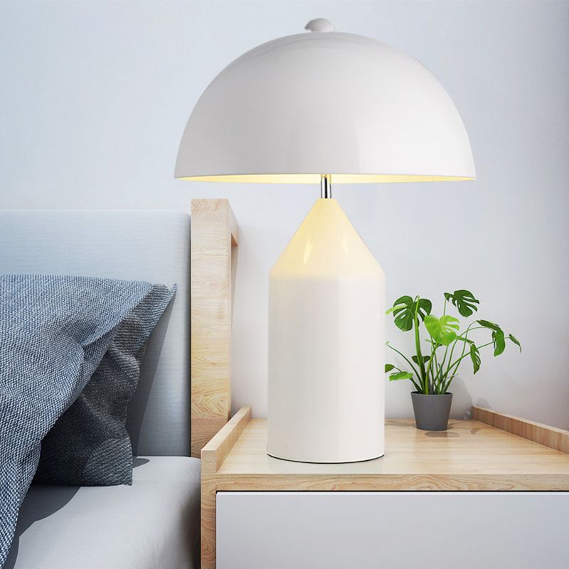 Nuits et lampe pour la chambre à coucher de table en métal.