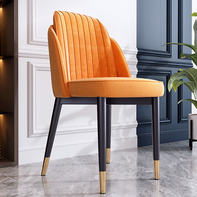 Silla de comedor de estilo escandinavo Silla de comedor de cuero y metal con respaldo sólido