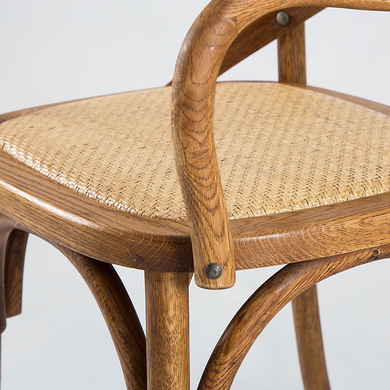 El comedor de madera del cortijo preside el sillón lateral trasero cruzado para el restaurante