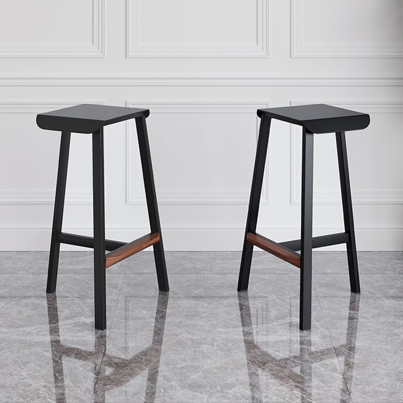 Taburete de bar simple sin respaldo de metal industrial 26" H Taburete alto interior con asiento cuadrado