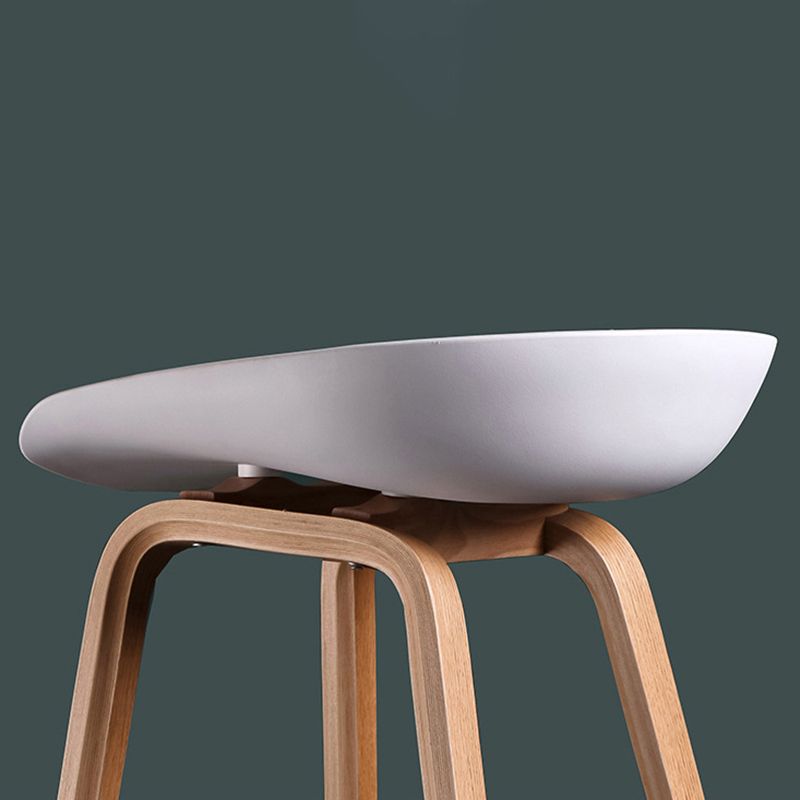 Taburete de bar de madera maciza de estilo moderno con reposapiés, taburete de bar elegante con respaldo bajo