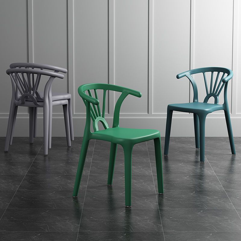 Silla lateral apilable de plástico moderno con respaldo de listón, silla de comedor con acabado mate