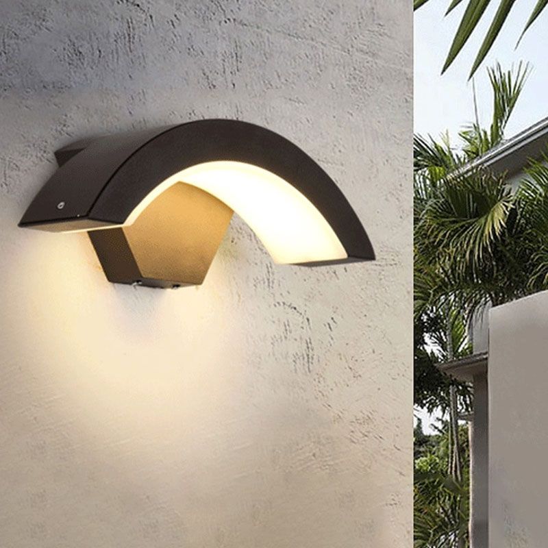 Sconce a forma di arco in acrilico che illumina la lampada da parete moderna a LED nera per esterni