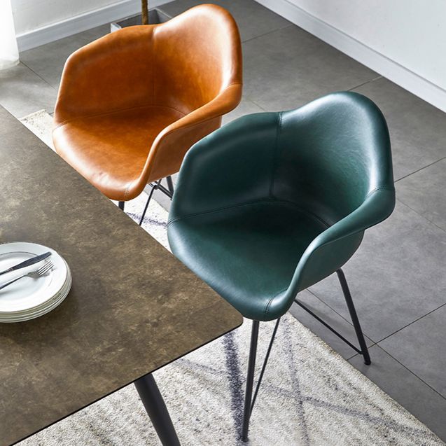 Chaise de salle à manger en cuir des fauteuils à manger à dos solide avec des jambes en métal noir