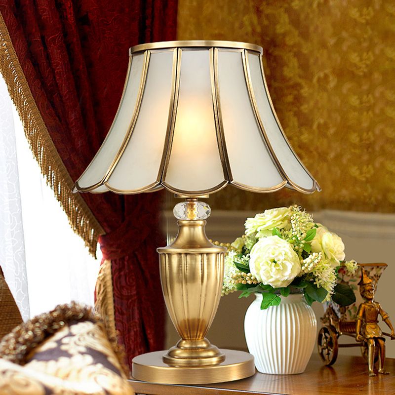 Iluminación nocturna mínimamente festoneada 1 cabeza de vidrio esmerilado Luz de color nocturno en oro con fuente de metal/cristal transparente deco