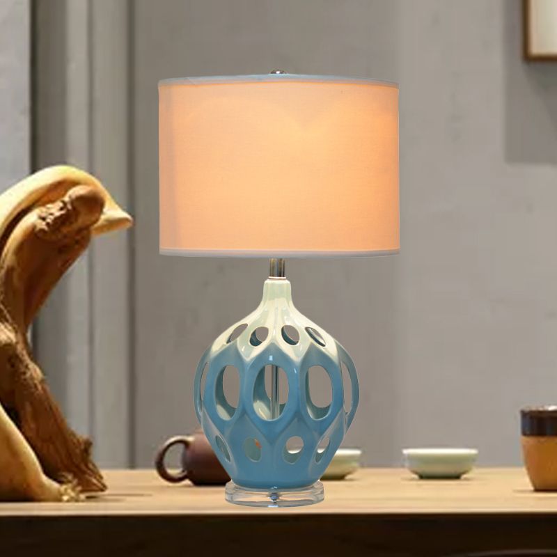 Blue Hollowed Out Night Light Traditional Céramique Single Salon Room Table Table avec une teinte en tissu cylindrique