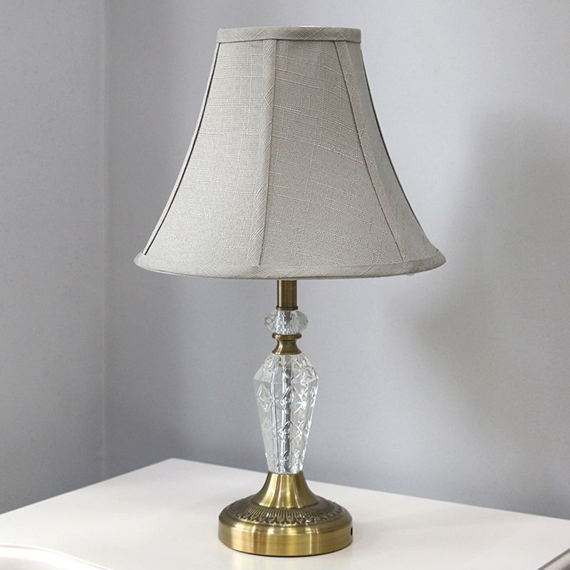 Lampada da comodino a 1 testa in tessuto contemporaneo con illuminazione a campana in cristallo con pannelli in grigio