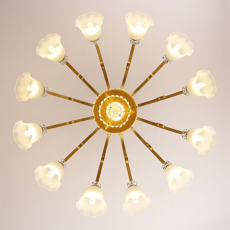 Éclairage de plafond multi-tampon traditionnel à lampe métallique avec une teinte en verre de fleur