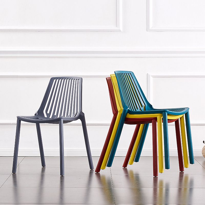 Chaise latérale en plastique contemporaine de restaurant finition mate chaise de salle à manger arrière à lattes