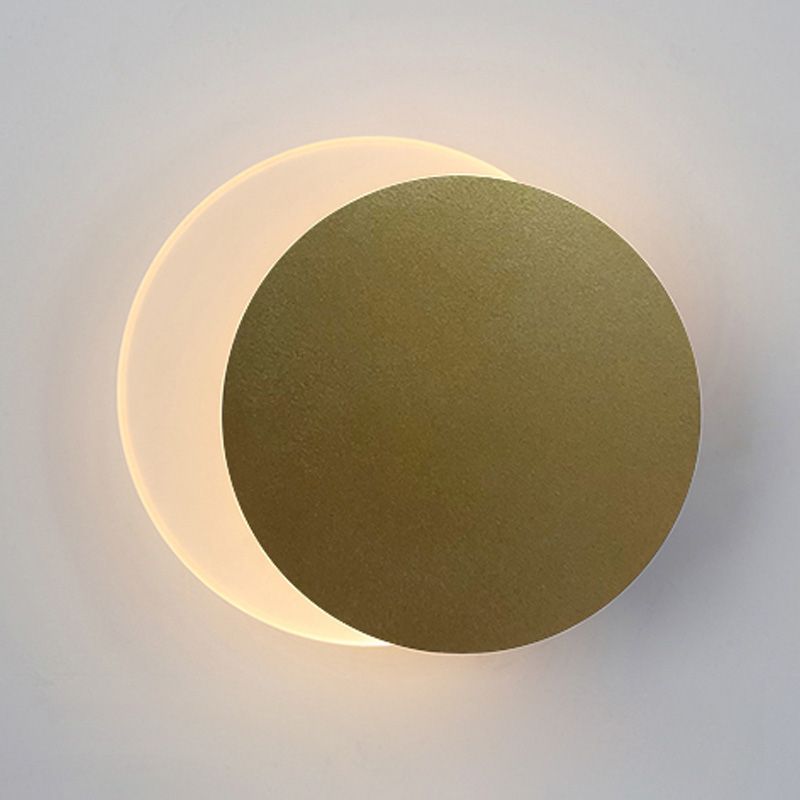 Schlafzimmer mit einer Kopfwand nach Metall postmoderne Wand montiertes Leuchte