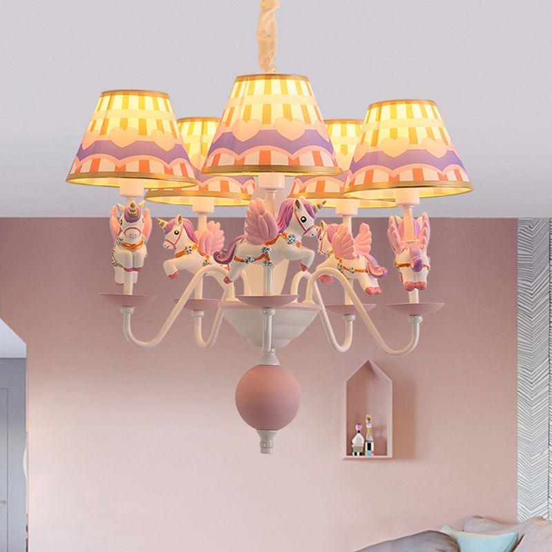 Dessin animé Flying Unicorn Chandelier Pendant Light Resin Nursery Light avec Empire Shade