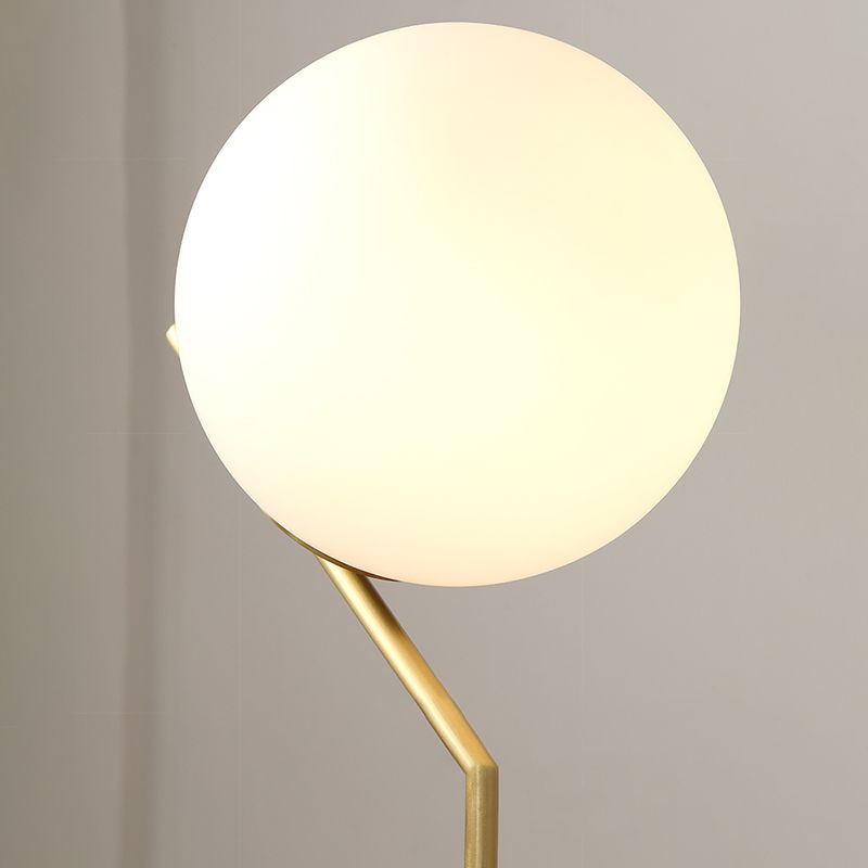 Lampada da scrivania in vetro in stile moderno Lampade da tavolo per negozio di caffè con paralume a globo bianco
