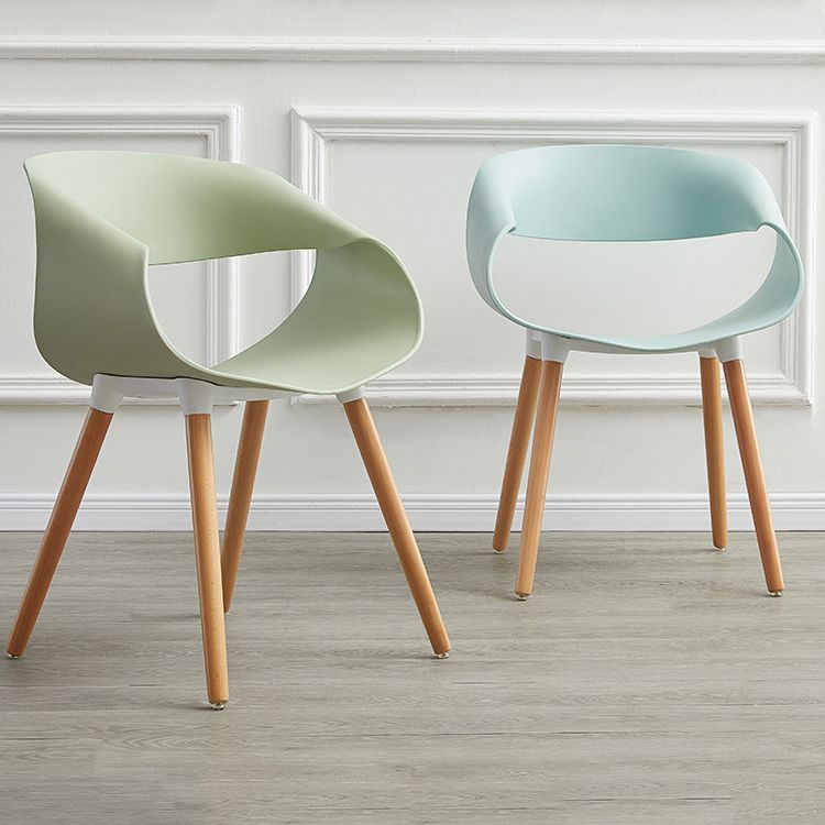 Chaises d'appoint de salle à manger en plastique Chaise d'intérieur et d'extérieur Glam de 18 po de large, chaise d'appoint à dossier ouvert