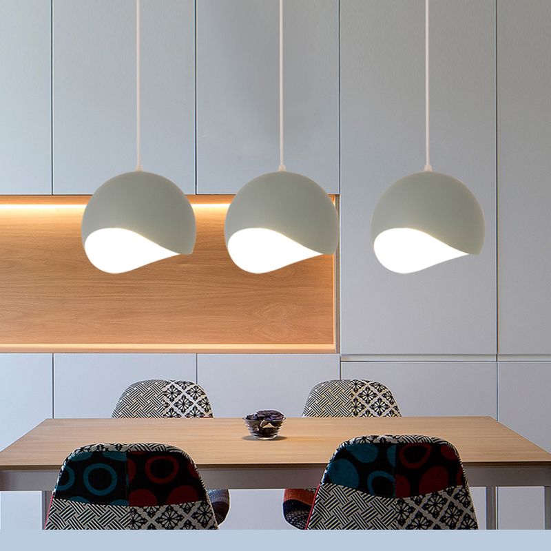 Lámpara colgada con cúpula de aluminio Macaron de 1 luce con diseño de borde de olas