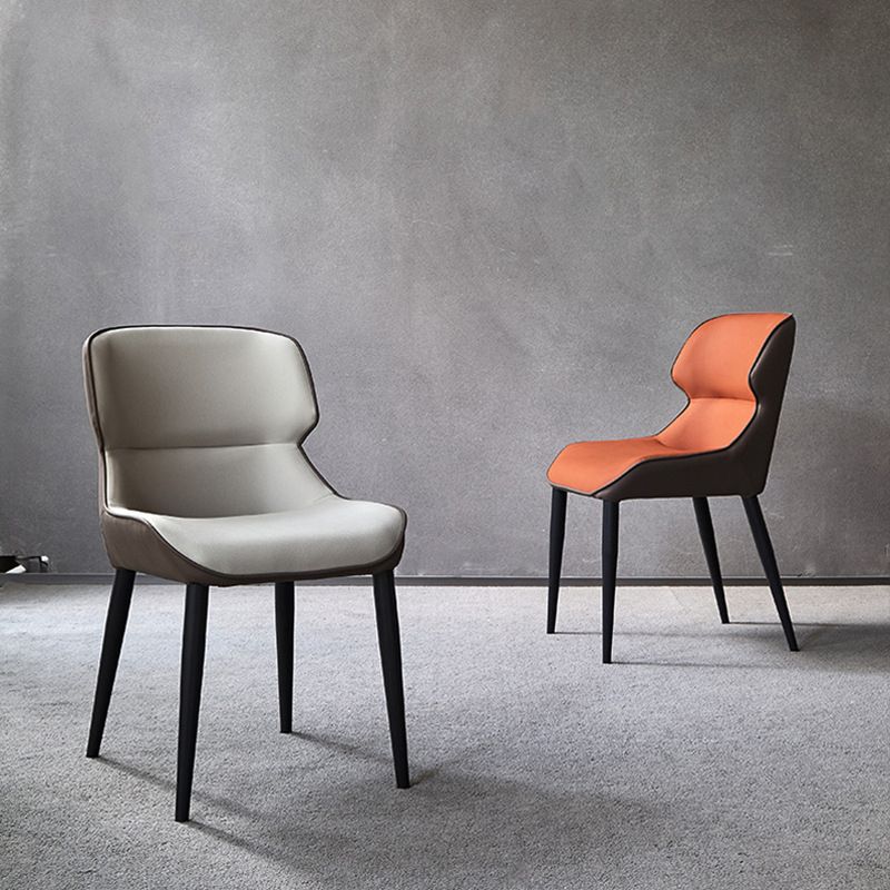 Chaise de salle à manger de style scandinave en métal.