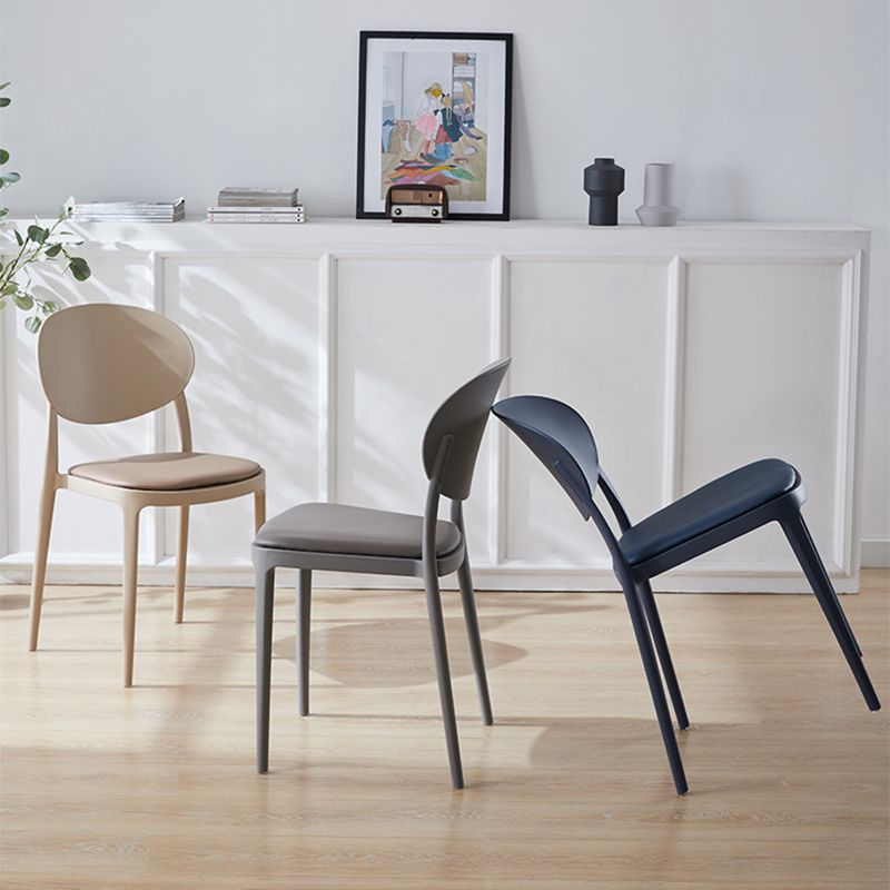 Silla de comedor de plástico escandinavo con respaldo abierto y acabado mate