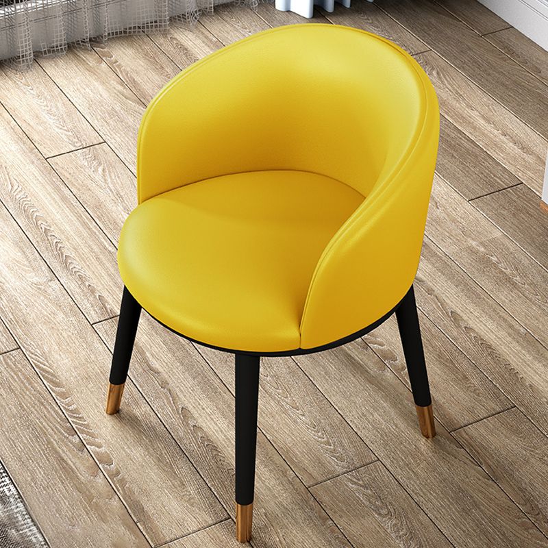 Silla de comedor tapizada moderna con respaldo sólido y acabado mate