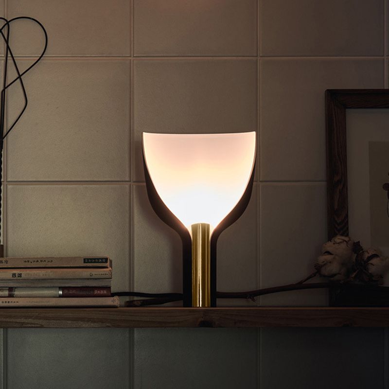 Comodino da camera da letto a mezzo imbuto, leggero, in metallo, a 1 luce, illuminazione da tavolo contemporanea in nero