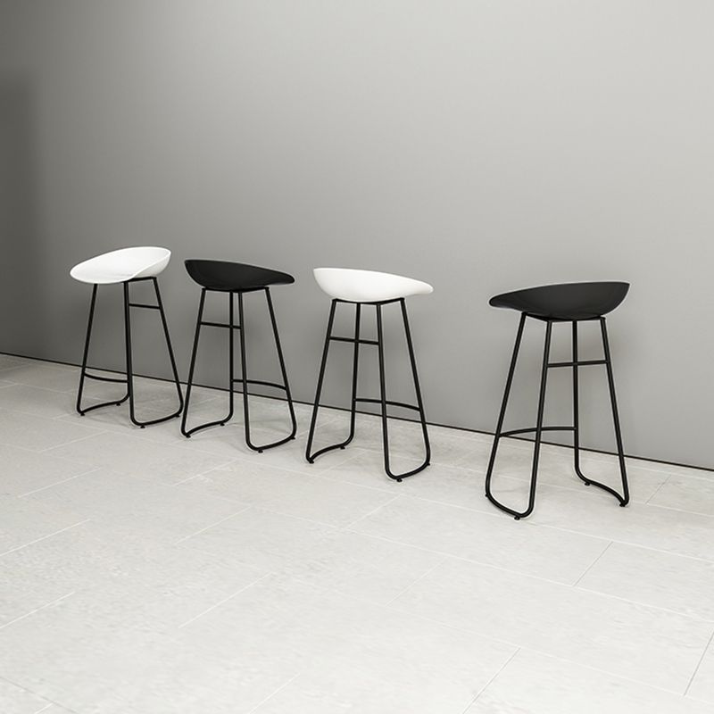 Industrial Armless Bar Stool Plastic Dining Stool with Metal Base