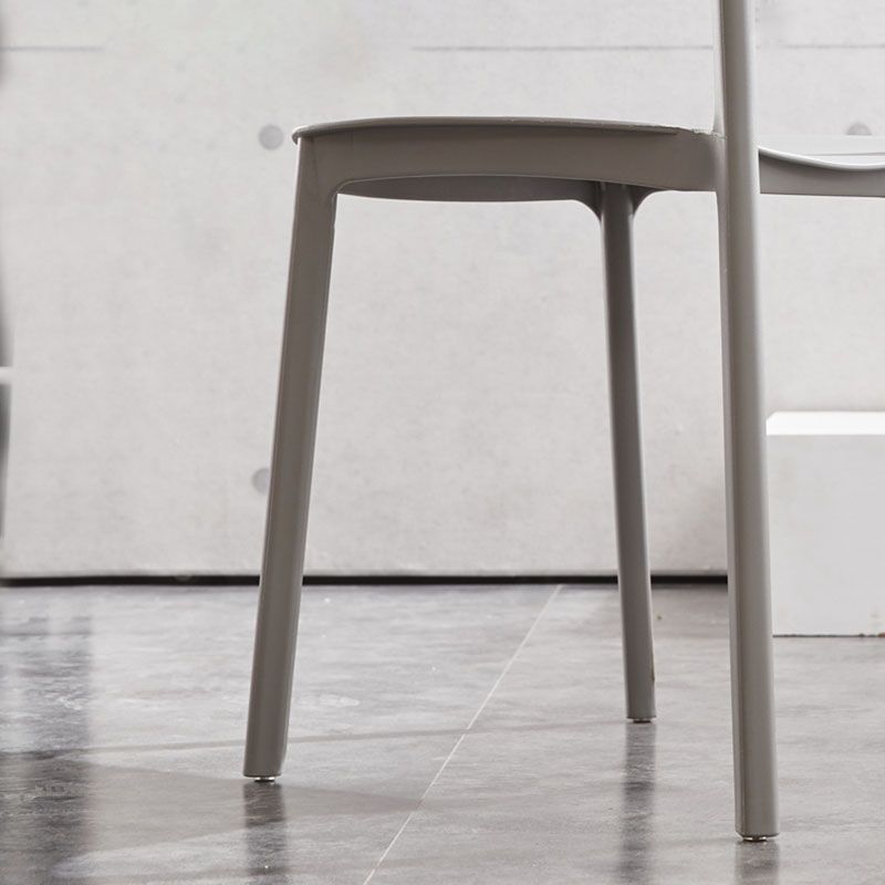 Silla lateral casera de plástico moderna con respaldo abierto y acabado mate