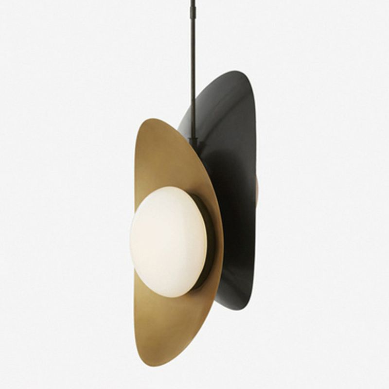Lampada a ciondolo in metallo curvo designer a 2 teste lampadario interno nero e oro con tonalità di vetro bianco