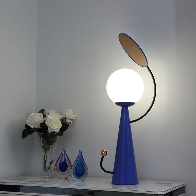 Lampada da comodino conica con finitura blu Lampada da scrivania moderna in metallo a 1 lampadina con paralume sferico in vetro bianco e decorazione a specchio