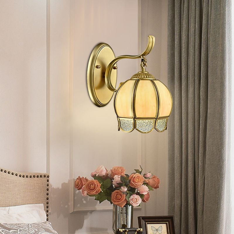 Finition en laiton de verre bronzé Globe léger 1/2-2-Head Traditional Wall lampe avec le bras tourbillonnant