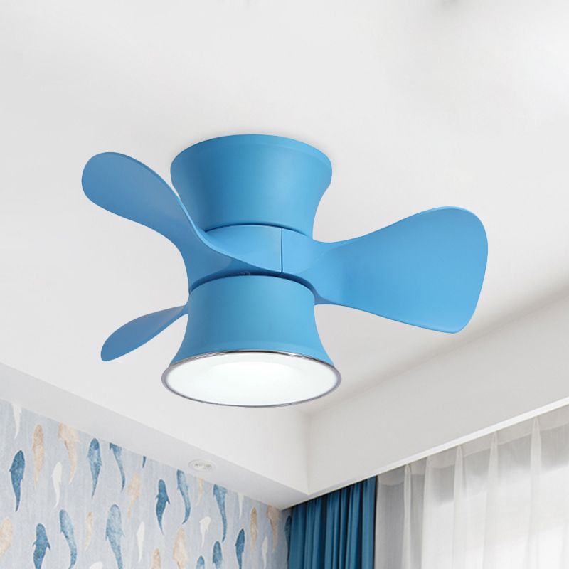 3-Blade-Makkaron-LED-Spülen Deckenventilator Blau/rosa kurvige Flushmount-Beleuchtung mit Acrylschatten, 23,5 "Breite