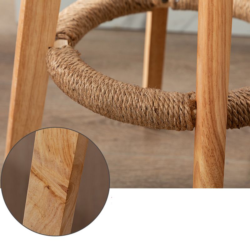 Barhocker im skandinavischen Stil mit rundem Sitz und Holzbeinen für die Küchenbar