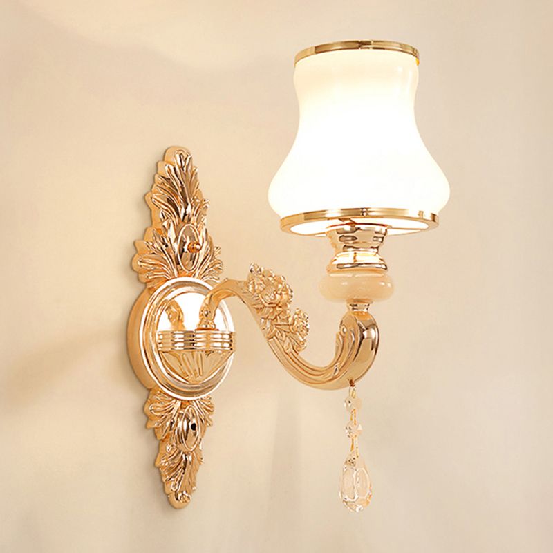 Goldene Blumenwandlampe Retro -Stil gefrostetes Glas Wohnzimmerwandleuchte mit Kristallakzent