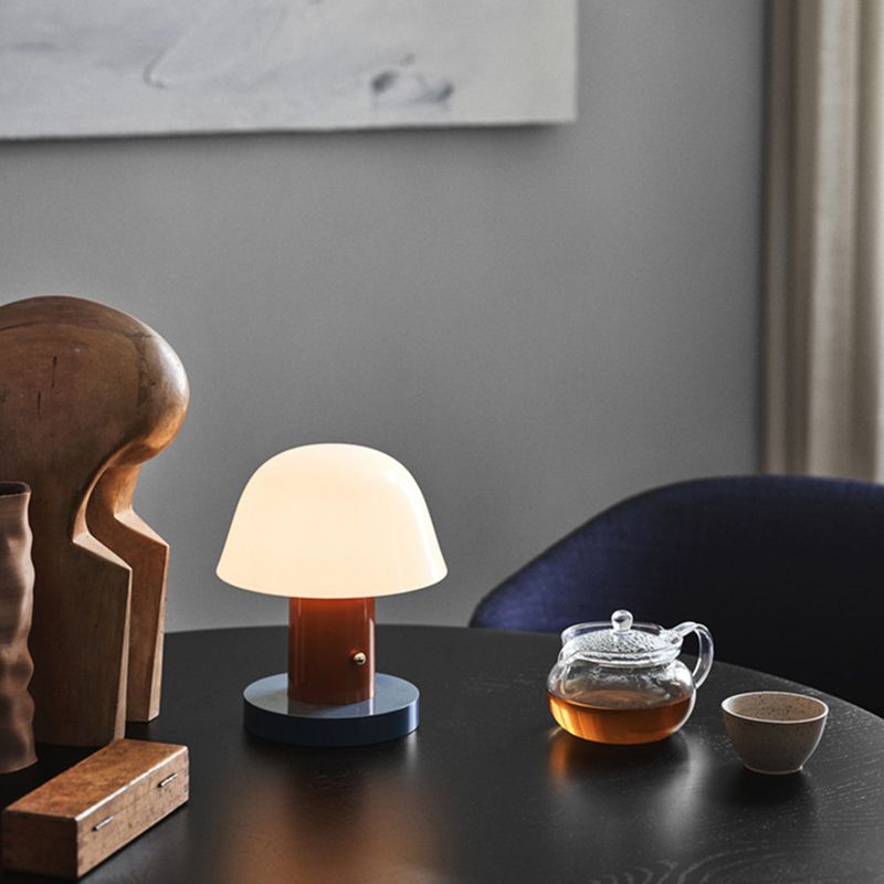 Lampada da tavolo moderna in stile minimalista a cupola Lampada da tavolo in vetro a 1 luce per camera da letto