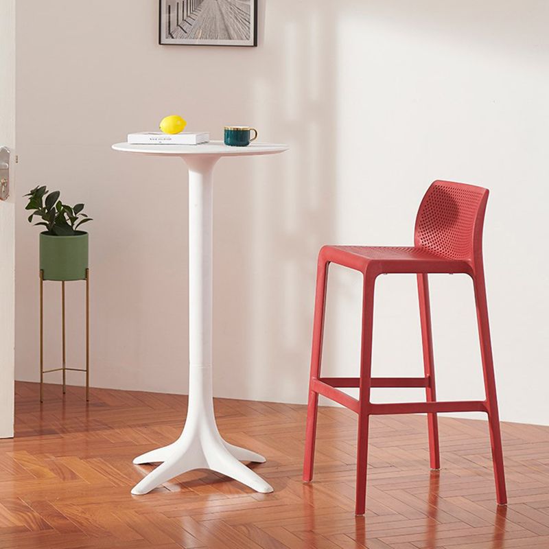 Taburetes de bar interiores apilables de plástico escandinavo con respaldo bajo