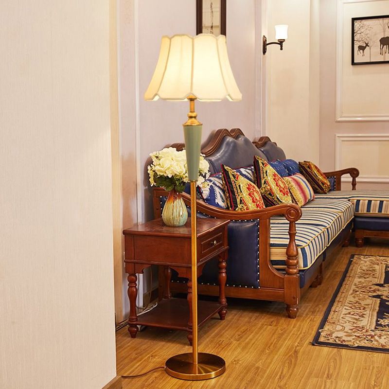 1��Head Stand Up Lamp Classic Tapered Shade Fabric Floor Lighting in Gold for Living Room