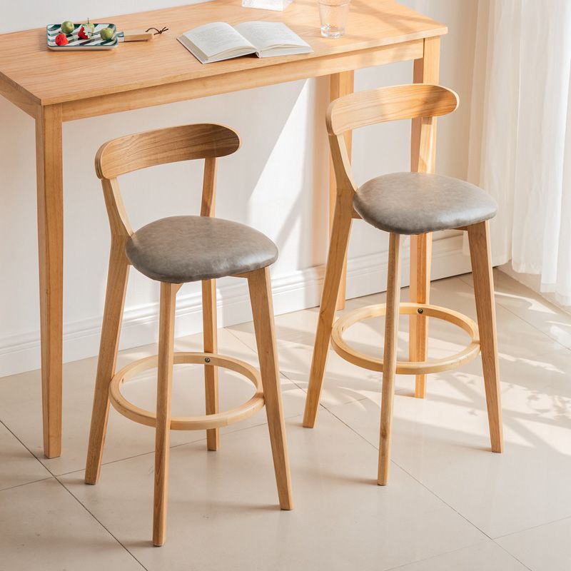 Moderner skandinavischer 27,95-Barhocker mit rundem Sitz und Holzsockel
