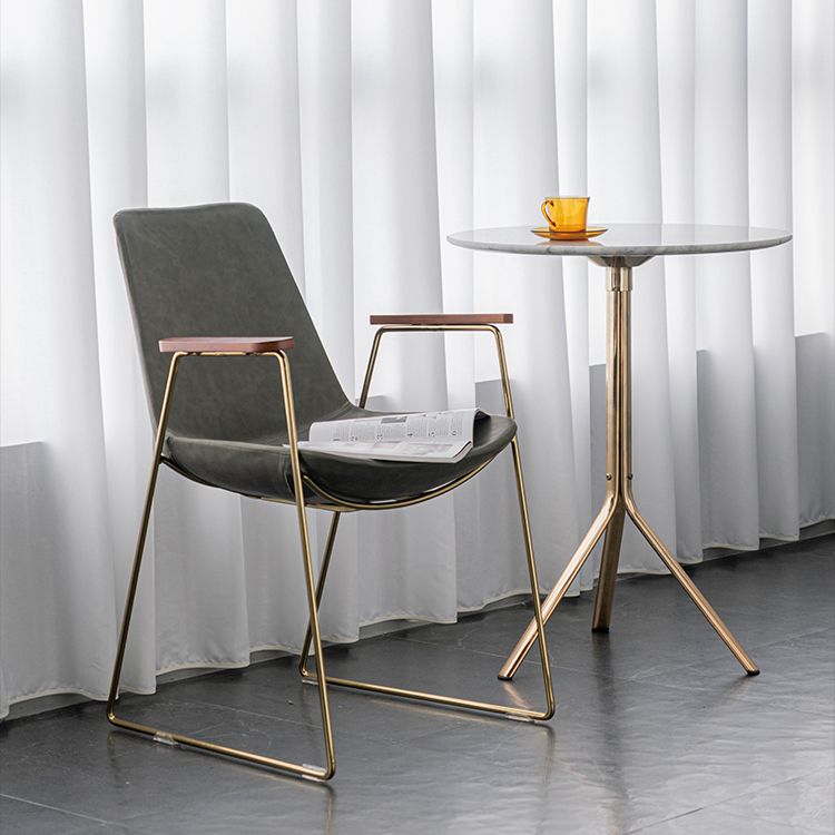 Silla auxiliar de comedor con respaldo sólido de diseño escandinavo Silla auxiliar de comedor de cuero