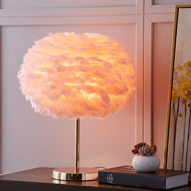 Lampada da tavolo con accento per soggiorno, lampada da comodino sferica in stile nordico con piume leggere a 1 testa