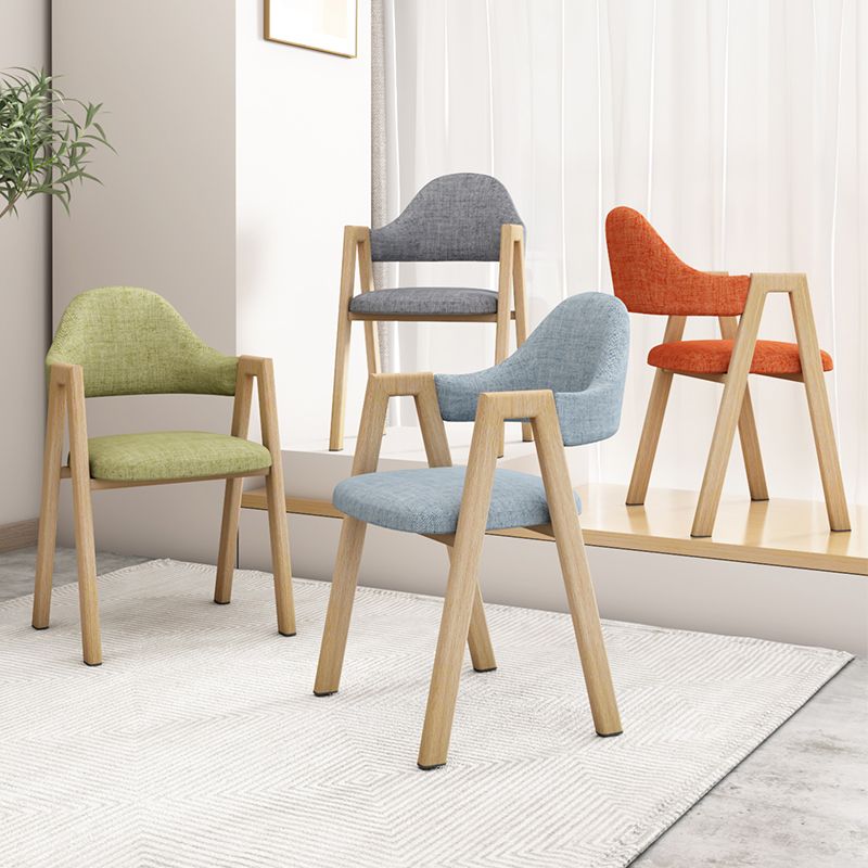 Chaise d'appoint contemporaine en métal, chaise simple à dossier ouvert et rembourrée pour la maison