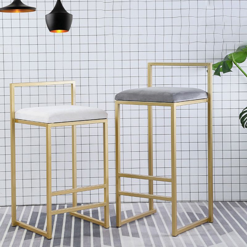 Taburete de bar de metal de estilo moderno con reposapiés y taburete de bar con respaldo bajo para cocina